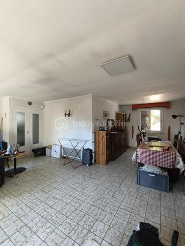 Située dans un secteur calme tout proche de charny avec ses commerces, écoles, collège, de 5 mn de  l'A6 et 15 mn de la gare SNCF.
Ce pavillon sur sous-sol se compose d'une entrée avec visiophone désservant :
Cuisine aménagée et équipée avec ouverture sur la terrasse, 
Grande pièce de vie en L lumineuse d'environ 40 m² avec insert bois, 
Salle d'eau, WC indépendant, deux chambres avec placard.
Al'étage : grande pièce palière désservant: chambre, salle d'eau- wc, bureau
.Prévoir rafraichissement de décoration mais pas de gros travaux.
TRAVAUX récent déjà réalisés : Toiture neuve, électricité, ballon d'eau chaude, fenêtres, volets, velux en pvc, 
radiateurs électrique, insert,portail électrique.
Un sous-sol d'environ 80 m² avec cave, buanderie, atelier vient complèter ce bien.
Terrain clos d'environ 3320 m² 
Assainissement raccordé au tout à l'égout .
Contactez moi Je vous attend pour une visite !