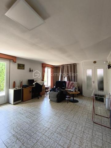 Située dans un secteur calme tout proche de charny avec ses commerces, écoles, collège, de 5 mn de  l'A6 et 15 mn de la gare SNCF.
Ce pavillon sur sous-sol se compose d'une entrée avec visiophone désservant :
Cuisine aménagée et équipée avec ouverture sur la terrasse, 
Grande pièce de vie en L lumineuse d'environ 40 m² avec insert bois, 
Salle d'eau, WC indépendant, deux chambres avec placard.
Al'étage : grande pièce palière désservant: chambre, salle d'eau- wc, bureau
.Prévoir rafraichissement de décoration mais pas de gros travaux.
TRAVAUX récent déjà réalisés : Toiture neuve, électricité, ballon d'eau chaude, fenêtres, volets, velux en pvc, 
radiateurs électrique, insert,portail électrique.
Un sous-sol d'environ 80 m² avec cave, buanderie, atelier vient complèter ce bien.
Terrain clos d'environ 3320 m² 
Assainissement raccordé au tout à l'égout .
Contactez moi Je vous attend pour une visite !