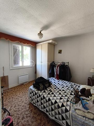 Située dans un secteur calme tout proche de charny avec ses commerces, écoles, collège, de 5 mn de  l'A6 et 15 mn de la gare SNCF.
Ce pavillon sur sous-sol se compose d'une entrée avec visiophone désservant :
Cuisine aménagée et équipée avec ouverture sur la terrasse, 
Grande pièce de vie en L lumineuse d'environ 40 m² avec insert bois, 
Salle d'eau, WC indépendant, deux chambres avec placard.
Al'étage : grande pièce palière désservant: chambre, salle d'eau- wc, bureau
.Prévoir rafraichissement de décoration mais pas de gros travaux.
TRAVAUX récent déjà réalisés : Toiture neuve, électricité, ballon d'eau chaude, fenêtres, volets, velux en pvc, 
radiateurs électrique, insert,portail électrique.
Un sous-sol d'environ 80 m² avec cave, buanderie, atelier vient complèter ce bien.
Terrain clos d'environ 3320 m² 
Assainissement raccordé au tout à l'égout .
Contactez moi Je vous attend pour une visite !