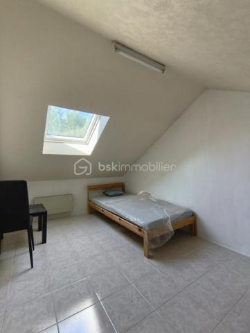 Située dans un secteur calme tout proche de charny avec ses commerces, écoles, collège, de 5 mn de  l'A6 et 15 mn de la gare SNCF.
Ce pavillon sur sous-sol se compose d'une entrée avec visiophone désservant :
Cuisine aménagée et équipée avec ouverture sur la terrasse, 
Grande pièce de vie en L lumineuse d'environ 40 m² avec insert bois, 
Salle d'eau, WC indépendant, deux chambres avec placard.
Al'étage : grande pièce palière désservant: chambre, salle d'eau- wc, bureau
.Prévoir rafraichissement de décoration mais pas de gros travaux.
TRAVAUX récent déjà réalisés : Toiture neuve, électricité, ballon d'eau chaude, fenêtres, volets, velux en pvc, 
radiateurs électrique, insert,portail électrique.
Un sous-sol d'environ 80 m² avec cave, buanderie, atelier vient complèter ce bien.
Terrain clos d'environ 3320 m² 
Assainissement raccordé au tout à l'égout .
Contactez moi Je vous attend pour une visite !