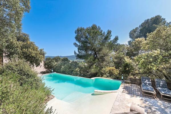 Villa lumineuse avec vue sur le Massif des Maures - terrasses, piscine & emplacement privilégié
