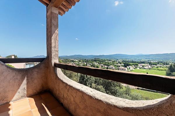 Villa lumineuse avec vue sur le Massif des Maures - terrasses, piscine & emplacement privilégié