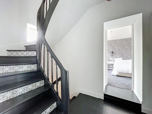 Superbe demeure familiale mise en vente au coeur d'Angers, offrant quatre espaces nuit, un garage et un agréable extérieur.