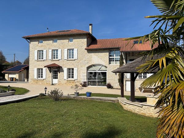 Belle maison en pierre à vendre à Saint-Baudille-de-la-Tour