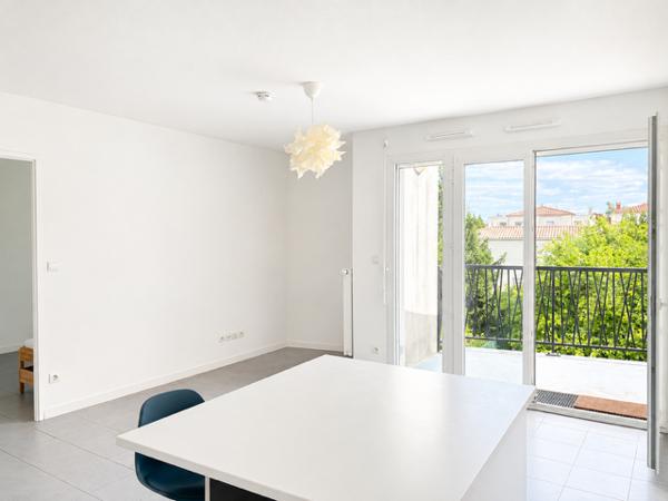 Appartement
         3 pièces
        - 60 m² 240 000 € *