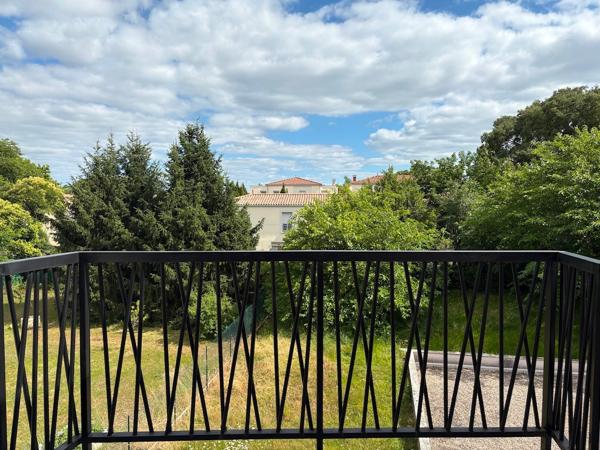 Appartement
         3 pièces
        - 60 m² 240 000 € *