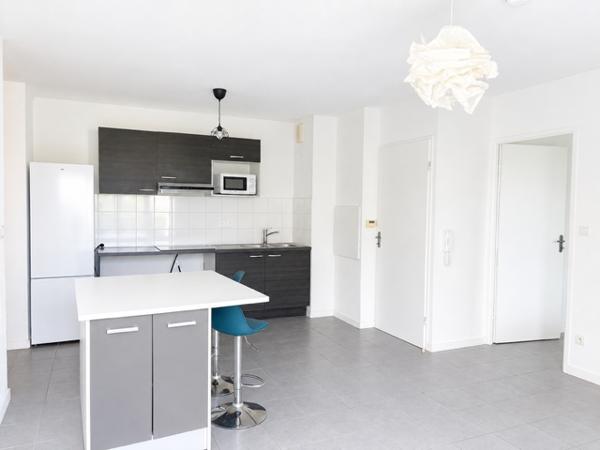 Appartement
         3 pièces
        - 60 m² 240 000 € *