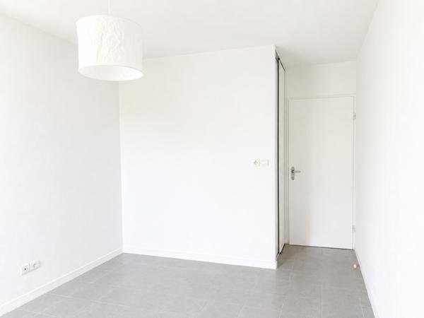 Appartement
         3 pièces
        - 60 m² 240 000 € *