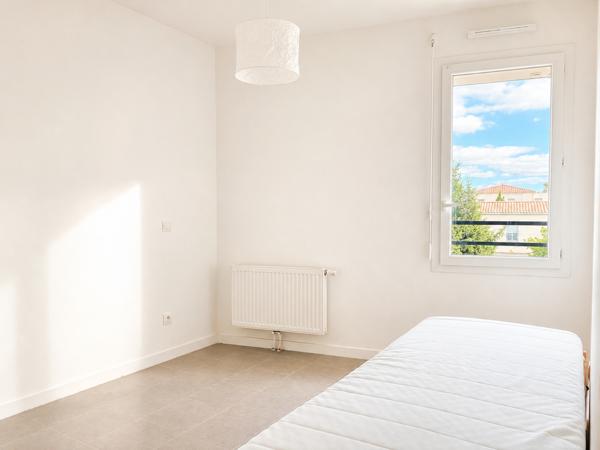Appartement
         3 pièces
        - 60 m² 240 000 € *