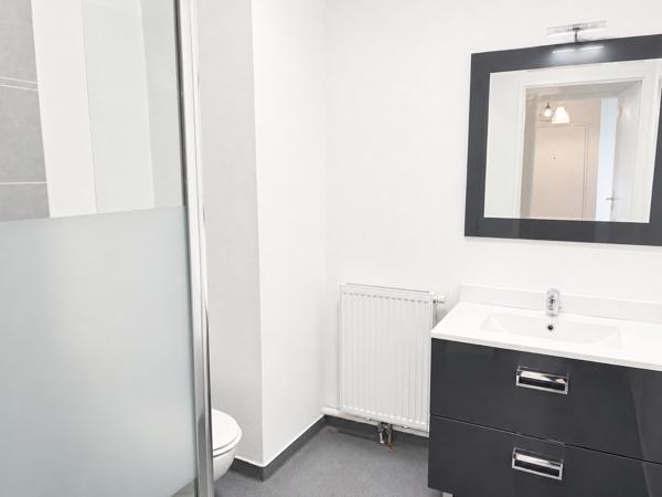 Appartement
         3 pièces
        - 60 m² 240 000 € *
