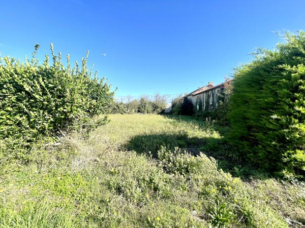 ANCIEN CORPS DE FERME AVEC DEPENDANCES / TERRAIN 5062 M2