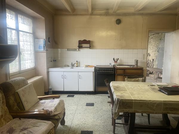 ANCIEN CORPS DE FERME AVEC DEPENDANCES / TERRAIN 5062 M2