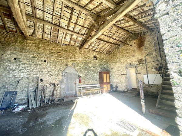 ANCIEN CORPS DE FERME AVEC DEPENDANCES / TERRAIN 5062 M2