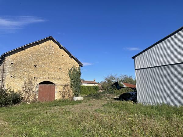 ANCIEN CORPS DE FERME AVEC DEPENDANCES / TERRAIN 5062 M2
