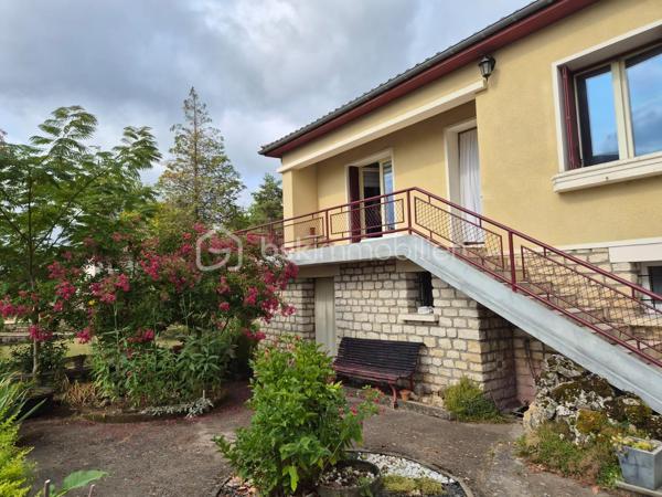 Maison de ville – 5 pièces – 114 m² – Terrain de 841 m²
Au cœur d'un village pittoresque du Périgord Noir, Saint-Cyprien, à proximité immédiate des commerces, des services médicaux, du collège et de la gare, découvrez cette maison de caractère construite en 1957 sur un sous-sol complet, offrant de nombreuses possibilités d'aménagement.
Fonctionnelle et accessible, elle est équipée d'un ascenseur desservant le sous-sol et le premier étage, un véritable atout pour le confort au quotidien.
Le premier étage comprend une entrée, un salon-séjour lumineux de 31 m² avec cheminée à insert, une cuisine indépendante de 14 m² donnant sur une terrasse, trois chambres de 16 m², 10 m² et 10 m², une salle d'eau de 5 m² ainsi que des WC indépendants. Une terrasse extérieure de 39 m2 complète ce niveau.
En rez-de-jardin, le sous-sol complet se compose d'une buanderie de 21 m², d'une quatrième chambre de 13 m² avec un point d'eau et d'un vaste espace de 70 m² regroupant la chaufferie et le garage.
Cet ensemble offre un réel potentiel d'aménagement et pourra accueillir, selon vos projets, un studio, un appartement indépendant, un espace professionnel ou un atelier.
Un second garage indépendant de 38 m², situé sous la terrasse, complète ce bien. Spacieux et polyvalent, il permet de stationner, d'aménager un atelier ou de profiter d'un vaste espace de stockage, selon vos besoins.
Édifiée sur un terrain de 841 m², la propriété bénéficie d'un agréable jardin, desservi par un canal d'arrosage, un atout précieux pour l'entretien des espaces extérieurs.
La maison est raccordée au tout-à-l'égout (assainissement collectif), équipée de la fibre optique et dispose d'un chauffage au fioul.
Cette maison séduira aussi bien une famille en quête d'une résidence principale qu'un acquéreur souhaitant concrétiser un projet intergénérationnel ou réaliser un investissement locatif, dans l'un des secteurs les plus prisés du Périgord Noir.

Contactez-moi dès aujourd'hui pour organiser une visite et découvrir tout le potentiel de cette propriété. Visite 7 jours sur 7. Collaboration entre professionnels de l'immobilier bienvenue.
