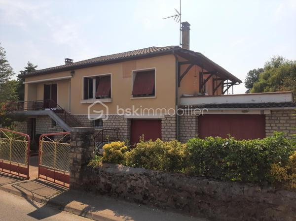 Maison de ville – 5 pièces – 114 m² – Terrain de 841 m²
Au cœur d'un village pittoresque du Périgord Noir, Saint-Cyprien, à proximité immédiate des commerces, des services médicaux, du collège et de la gare, découvrez cette maison de caractère construite en 1957 sur un sous-sol complet, offrant de nombreuses possibilités d'aménagement.
Fonctionnelle et accessible, elle est équipée d'un ascenseur desservant le sous-sol et le premier étage, un véritable atout pour le confort au quotidien.
Le premier étage comprend une entrée, un salon-séjour lumineux de 31 m² avec cheminée à insert, une cuisine indépendante de 14 m² donnant sur une terrasse, trois chambres de 16 m², 10 m² et 10 m², une salle d'eau de 5 m² ainsi que des WC indépendants. Une terrasse extérieure de 39 m2 complète ce niveau.
En rez-de-jardin, le sous-sol complet se compose d'une buanderie de 21 m², d'une quatrième chambre de 13 m² avec un point d'eau et d'un vaste espace de 70 m² regroupant la chaufferie et le garage.
Cet ensemble offre un réel potentiel d'aménagement et pourra accueillir, selon vos projets, un studio, un appartement indépendant, un espace professionnel ou un atelier.
Un second garage indépendant de 38 m², situé sous la terrasse, complète ce bien. Spacieux et polyvalent, il permet de stationner, d'aménager un atelier ou de profiter d'un vaste espace de stockage, selon vos besoins.
Édifiée sur un terrain de 841 m², la propriété bénéficie d'un agréable jardin, desservi par un canal d'arrosage, un atout précieux pour l'entretien des espaces extérieurs.
La maison est raccordée au tout-à-l'égout (assainissement collectif), équipée de la fibre optique et dispose d'un chauffage au fioul.
Cette maison séduira aussi bien une famille en quête d'une résidence principale qu'un acquéreur souhaitant concrétiser un projet intergénérationnel ou réaliser un investissement locatif, dans l'un des secteurs les plus prisés du Périgord Noir.

Contactez-moi dès aujourd'hui pour organiser une visite et découvrir tout le potentiel de cette propriété. Visite 7 jours sur 7. Collaboration entre professionnels de l'immobilier bienvenue.