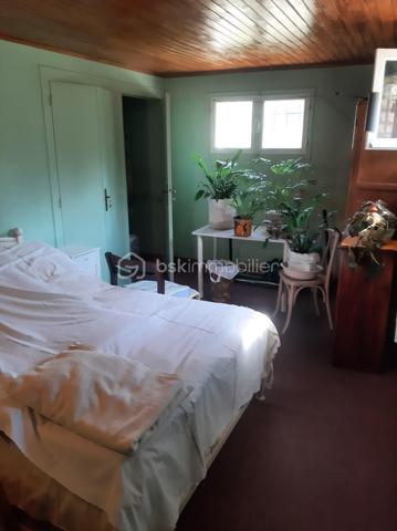 Maison de ville – 5 pièces – 114 m² – Terrain de 841 m²
Au cœur d'un village pittoresque du Périgord Noir, Saint-Cyprien, à proximité immédiate des commerces, des services médicaux, du collège et de la gare, découvrez cette maison de caractère construite en 1957 sur un sous-sol complet, offrant de nombreuses possibilités d'aménagement.
Fonctionnelle et accessible, elle est équipée d'un ascenseur desservant le sous-sol et le premier étage, un véritable atout pour le confort au quotidien.
Le premier étage comprend une entrée, un salon-séjour lumineux de 31 m² avec cheminée à insert, une cuisine indépendante de 14 m² donnant sur une terrasse, trois chambres de 16 m², 10 m² et 10 m², une salle d'eau de 5 m² ainsi que des WC indépendants. Une terrasse extérieure de 39 m2 complète ce niveau.
En rez-de-jardin, le sous-sol complet se compose d'une buanderie de 21 m², d'une quatrième chambre de 13 m² avec un point d'eau et d'un vaste espace de 70 m² regroupant la chaufferie et le garage.
Cet ensemble offre un réel potentiel d'aménagement et pourra accueillir, selon vos projets, un studio, un appartement indépendant, un espace professionnel ou un atelier.
Un second garage indépendant de 38 m², situé sous la terrasse, complète ce bien. Spacieux et polyvalent, il permet de stationner, d'aménager un atelier ou de profiter d'un vaste espace de stockage, selon vos besoins.
Édifiée sur un terrain de 841 m², la propriété bénéficie d'un agréable jardin, desservi par un canal d'arrosage, un atout précieux pour l'entretien des espaces extérieurs.
La maison est raccordée au tout-à-l'égout (assainissement collectif), équipée de la fibre optique et dispose d'un chauffage au fioul.
Cette maison séduira aussi bien une famille en quête d'une résidence principale qu'un acquéreur souhaitant concrétiser un projet intergénérationnel ou réaliser un investissement locatif, dans l'un des secteurs les plus prisés du Périgord Noir.

Contactez-moi dès aujourd'hui pour organiser une visite et découvrir tout le potentiel de cette propriété. Visite 7 jours sur 7. Collaboration entre professionnels de l'immobilier bienvenue.