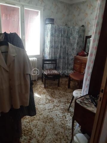 Maison de ville – 5 pièces – 114 m² – Terrain de 841 m²
Au cœur d'un village pittoresque du Périgord Noir, Saint-Cyprien, à proximité immédiate des commerces, des services médicaux, du collège et de la gare, découvrez cette maison de caractère construite en 1957 sur un sous-sol complet, offrant de nombreuses possibilités d'aménagement.
Fonctionnelle et accessible, elle est équipée d'un ascenseur desservant le sous-sol et le premier étage, un véritable atout pour le confort au quotidien.
Le premier étage comprend une entrée, un salon-séjour lumineux de 31 m² avec cheminée à insert, une cuisine indépendante de 14 m² donnant sur une terrasse, trois chambres de 16 m², 10 m² et 10 m², une salle d'eau de 5 m² ainsi que des WC indépendants. Une terrasse extérieure de 39 m2 complète ce niveau.
En rez-de-jardin, le sous-sol complet se compose d'une buanderie de 21 m², d'une quatrième chambre de 13 m² avec un point d'eau et d'un vaste espace de 70 m² regroupant la chaufferie et le garage.
Cet ensemble offre un réel potentiel d'aménagement et pourra accueillir, selon vos projets, un studio, un appartement indépendant, un espace professionnel ou un atelier.
Un second garage indépendant de 38 m², situé sous la terrasse, complète ce bien. Spacieux et polyvalent, il permet de stationner, d'aménager un atelier ou de profiter d'un vaste espace de stockage, selon vos besoins.
Édifiée sur un terrain de 841 m², la propriété bénéficie d'un agréable jardin, desservi par un canal d'arrosage, un atout précieux pour l'entretien des espaces extérieurs.
La maison est raccordée au tout-à-l'égout (assainissement collectif), équipée de la fibre optique et dispose d'un chauffage au fioul.
Cette maison séduira aussi bien une famille en quête d'une résidence principale qu'un acquéreur souhaitant concrétiser un projet intergénérationnel ou réaliser un investissement locatif, dans l'un des secteurs les plus prisés du Périgord Noir.

Contactez-moi dès aujourd'hui pour organiser une visite et découvrir tout le potentiel de cette propriété. Visite 7 jours sur 7. Collaboration entre professionnels de l'immobilier bienvenue.