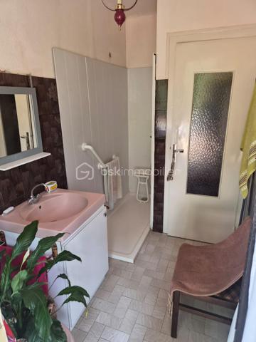 Maison de ville – 5 pièces – 114 m² – Terrain de 841 m²
Au cœur d'un village pittoresque du Périgord Noir, Saint-Cyprien, à proximité immédiate des commerces, des services médicaux, du collège et de la gare, découvrez cette maison de caractère construite en 1957 sur un sous-sol complet, offrant de nombreuses possibilités d'aménagement.
Fonctionnelle et accessible, elle est équipée d'un ascenseur desservant le sous-sol et le premier étage, un véritable atout pour le confort au quotidien.
Le premier étage comprend une entrée, un salon-séjour lumineux de 31 m² avec cheminée à insert, une cuisine indépendante de 14 m² donnant sur une terrasse, trois chambres de 16 m², 10 m² et 10 m², une salle d'eau de 5 m² ainsi que des WC indépendants. Une terrasse extérieure de 39 m2 complète ce niveau.
En rez-de-jardin, le sous-sol complet se compose d'une buanderie de 21 m², d'une quatrième chambre de 13 m² avec un point d'eau et d'un vaste espace de 70 m² regroupant la chaufferie et le garage.
Cet ensemble offre un réel potentiel d'aménagement et pourra accueillir, selon vos projets, un studio, un appartement indépendant, un espace professionnel ou un atelier.
Un second garage indépendant de 38 m², situé sous la terrasse, complète ce bien. Spacieux et polyvalent, il permet de stationner, d'aménager un atelier ou de profiter d'un vaste espace de stockage, selon vos besoins.
Édifiée sur un terrain de 841 m², la propriété bénéficie d'un agréable jardin, desservi par un canal d'arrosage, un atout précieux pour l'entretien des espaces extérieurs.
La maison est raccordée au tout-à-l'égout (assainissement collectif), équipée de la fibre optique et dispose d'un chauffage au fioul.
Cette maison séduira aussi bien une famille en quête d'une résidence principale qu'un acquéreur souhaitant concrétiser un projet intergénérationnel ou réaliser un investissement locatif, dans l'un des secteurs les plus prisés du Périgord Noir.

Contactez-moi dès aujourd'hui pour organiser une visite et découvrir tout le potentiel de cette propriété. Visite 7 jours sur 7. Collaboration entre professionnels de l'immobilier bienvenue.