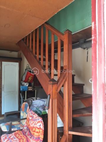 Maison de ville – 5 pièces – 114 m² – Terrain de 841 m²
Au cœur d'un village pittoresque du Périgord Noir, Saint-Cyprien, à proximité immédiate des commerces, des services médicaux, du collège et de la gare, découvrez cette maison de caractère construite en 1957 sur un sous-sol complet, offrant de nombreuses possibilités d'aménagement.
Fonctionnelle et accessible, elle est équipée d'un ascenseur desservant le sous-sol et le premier étage, un véritable atout pour le confort au quotidien.
Le premier étage comprend une entrée, un salon-séjour lumineux de 31 m² avec cheminée à insert, une cuisine indépendante de 14 m² donnant sur une terrasse, trois chambres de 16 m², 10 m² et 10 m², une salle d'eau de 5 m² ainsi que des WC indépendants. Une terrasse extérieure de 39 m2 complète ce niveau.
En rez-de-jardin, le sous-sol complet se compose d'une buanderie de 21 m², d'une quatrième chambre de 13 m² avec un point d'eau et d'un vaste espace de 70 m² regroupant la chaufferie et le garage.
Cet ensemble offre un réel potentiel d'aménagement et pourra accueillir, selon vos projets, un studio, un appartement indépendant, un espace professionnel ou un atelier.
Un second garage indépendant de 38 m², situé sous la terrasse, complète ce bien. Spacieux et polyvalent, il permet de stationner, d'aménager un atelier ou de profiter d'un vaste espace de stockage, selon vos besoins.
Édifiée sur un terrain de 841 m², la propriété bénéficie d'un agréable jardin, desservi par un canal d'arrosage, un atout précieux pour l'entretien des espaces extérieurs.
La maison est raccordée au tout-à-l'égout (assainissement collectif), équipée de la fibre optique et dispose d'un chauffage au fioul.
Cette maison séduira aussi bien une famille en quête d'une résidence principale qu'un acquéreur souhaitant concrétiser un projet intergénérationnel ou réaliser un investissement locatif, dans l'un des secteurs les plus prisés du Périgord Noir.

Contactez-moi dès aujourd'hui pour organiser une visite et découvrir tout le potentiel de cette propriété. Visite 7 jours sur 7. Collaboration entre professionnels de l'immobilier bienvenue.