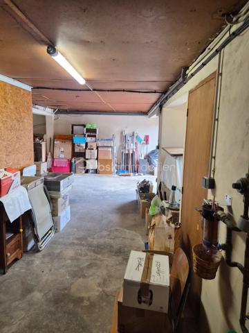 Maison de ville – 5 pièces – 114 m² – Terrain de 841 m²
Au cœur d'un village pittoresque du Périgord Noir, Saint-Cyprien, à proximité immédiate des commerces, des services médicaux, du collège et de la gare, découvrez cette maison de caractère construite en 1957 sur un sous-sol complet, offrant de nombreuses possibilités d'aménagement.
Fonctionnelle et accessible, elle est équipée d'un ascenseur desservant le sous-sol et le premier étage, un véritable atout pour le confort au quotidien.
Le premier étage comprend une entrée, un salon-séjour lumineux de 31 m² avec cheminée à insert, une cuisine indépendante de 14 m² donnant sur une terrasse, trois chambres de 16 m², 10 m² et 10 m², une salle d'eau de 5 m² ainsi que des WC indépendants. Une terrasse extérieure de 39 m2 complète ce niveau.
En rez-de-jardin, le sous-sol complet se compose d'une buanderie de 21 m², d'une quatrième chambre de 13 m² avec un point d'eau et d'un vaste espace de 70 m² regroupant la chaufferie et le garage.
Cet ensemble offre un réel potentiel d'aménagement et pourra accueillir, selon vos projets, un studio, un appartement indépendant, un espace professionnel ou un atelier.
Un second garage indépendant de 38 m², situé sous la terrasse, complète ce bien. Spacieux et polyvalent, il permet de stationner, d'aménager un atelier ou de profiter d'un vaste espace de stockage, selon vos besoins.
Édifiée sur un terrain de 841 m², la propriété bénéficie d'un agréable jardin, desservi par un canal d'arrosage, un atout précieux pour l'entretien des espaces extérieurs.
La maison est raccordée au tout-à-l'égout (assainissement collectif), équipée de la fibre optique et dispose d'un chauffage au fioul.
Cette maison séduira aussi bien une famille en quête d'une résidence principale qu'un acquéreur souhaitant concrétiser un projet intergénérationnel ou réaliser un investissement locatif, dans l'un des secteurs les plus prisés du Périgord Noir.

Contactez-moi dès aujourd'hui pour organiser une visite et découvrir tout le potentiel de cette propriété. Visite 7 jours sur 7. Collaboration entre professionnels de l'immobilier bienvenue.