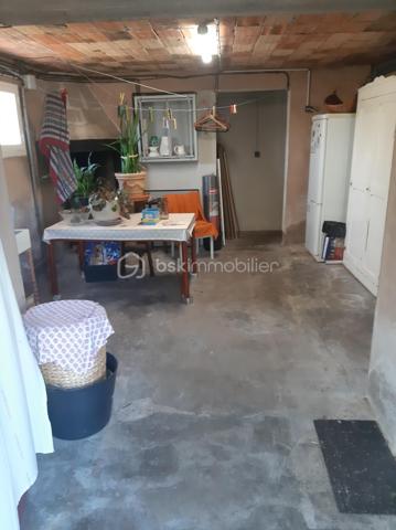 Maison de ville – 5 pièces – 114 m² – Terrain de 841 m²
Au cœur d'un village pittoresque du Périgord Noir, Saint-Cyprien, à proximité immédiate des commerces, des services médicaux, du collège et de la gare, découvrez cette maison de caractère construite en 1957 sur un sous-sol complet, offrant de nombreuses possibilités d'aménagement.
Fonctionnelle et accessible, elle est équipée d'un ascenseur desservant le sous-sol et le premier étage, un véritable atout pour le confort au quotidien.
Le premier étage comprend une entrée, un salon-séjour lumineux de 31 m² avec cheminée à insert, une cuisine indépendante de 14 m² donnant sur une terrasse, trois chambres de 16 m², 10 m² et 10 m², une salle d'eau de 5 m² ainsi que des WC indépendants. Une terrasse extérieure de 39 m2 complète ce niveau.
En rez-de-jardin, le sous-sol complet se compose d'une buanderie de 21 m², d'une quatrième chambre de 13 m² avec un point d'eau et d'un vaste espace de 70 m² regroupant la chaufferie et le garage.
Cet ensemble offre un réel potentiel d'aménagement et pourra accueillir, selon vos projets, un studio, un appartement indépendant, un espace professionnel ou un atelier.
Un second garage indépendant de 38 m², situé sous la terrasse, complète ce bien. Spacieux et polyvalent, il permet de stationner, d'aménager un atelier ou de profiter d'un vaste espace de stockage, selon vos besoins.
Édifiée sur un terrain de 841 m², la propriété bénéficie d'un agréable jardin, desservi par un canal d'arrosage, un atout précieux pour l'entretien des espaces extérieurs.
La maison est raccordée au tout-à-l'égout (assainissement collectif), équipée de la fibre optique et dispose d'un chauffage au fioul.
Cette maison séduira aussi bien une famille en quête d'une résidence principale qu'un acquéreur souhaitant concrétiser un projet intergénérationnel ou réaliser un investissement locatif, dans l'un des secteurs les plus prisés du Périgord Noir.

Contactez-moi dès aujourd'hui pour organiser une visite et découvrir tout le potentiel de cette propriété. Visite 7 jours sur 7. Collaboration entre professionnels de l'immobilier bienvenue.