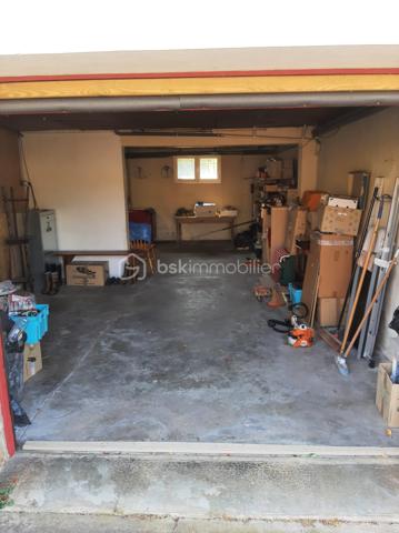 Maison de ville – 5 pièces – 114 m² – Terrain de 841 m²
Au cœur d'un village pittoresque du Périgord Noir, Saint-Cyprien, à proximité immédiate des commerces, des services médicaux, du collège et de la gare, découvrez cette maison de caractère construite en 1957 sur un sous-sol complet, offrant de nombreuses possibilités d'aménagement.
Fonctionnelle et accessible, elle est équipée d'un ascenseur desservant le sous-sol et le premier étage, un véritable atout pour le confort au quotidien.
Le premier étage comprend une entrée, un salon-séjour lumineux de 31 m² avec cheminée à insert, une cuisine indépendante de 14 m² donnant sur une terrasse, trois chambres de 16 m², 10 m² et 10 m², une salle d'eau de 5 m² ainsi que des WC indépendants. Une terrasse extérieure de 39 m2 complète ce niveau.
En rez-de-jardin, le sous-sol complet se compose d'une buanderie de 21 m², d'une quatrième chambre de 13 m² avec un point d'eau et d'un vaste espace de 70 m² regroupant la chaufferie et le garage.
Cet ensemble offre un réel potentiel d'aménagement et pourra accueillir, selon vos projets, un studio, un appartement indépendant, un espace professionnel ou un atelier.
Un second garage indépendant de 38 m², situé sous la terrasse, complète ce bien. Spacieux et polyvalent, il permet de stationner, d'aménager un atelier ou de profiter d'un vaste espace de stockage, selon vos besoins.
Édifiée sur un terrain de 841 m², la propriété bénéficie d'un agréable jardin, desservi par un canal d'arrosage, un atout précieux pour l'entretien des espaces extérieurs.
La maison est raccordée au tout-à-l'égout (assainissement collectif), équipée de la fibre optique et dispose d'un chauffage au fioul.
Cette maison séduira aussi bien une famille en quête d'une résidence principale qu'un acquéreur souhaitant concrétiser un projet intergénérationnel ou réaliser un investissement locatif, dans l'un des secteurs les plus prisés du Périgord Noir.

Contactez-moi dès aujourd'hui pour organiser une visite et découvrir tout le potentiel de cette propriété. Visite 7 jours sur 7. Collaboration entre professionnels de l'immobilier bienvenue.