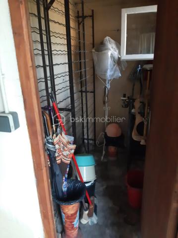 Maison de ville – 5 pièces – 114 m² – Terrain de 841 m²
Au cœur d'un village pittoresque du Périgord Noir, Saint-Cyprien, à proximité immédiate des commerces, des services médicaux, du collège et de la gare, découvrez cette maison de caractère construite en 1957 sur un sous-sol complet, offrant de nombreuses possibilités d'aménagement.
Fonctionnelle et accessible, elle est équipée d'un ascenseur desservant le sous-sol et le premier étage, un véritable atout pour le confort au quotidien.
Le premier étage comprend une entrée, un salon-séjour lumineux de 31 m² avec cheminée à insert, une cuisine indépendante de 14 m² donnant sur une terrasse, trois chambres de 16 m², 10 m² et 10 m², une salle d'eau de 5 m² ainsi que des WC indépendants. Une terrasse extérieure de 39 m2 complète ce niveau.
En rez-de-jardin, le sous-sol complet se compose d'une buanderie de 21 m², d'une quatrième chambre de 13 m² avec un point d'eau et d'un vaste espace de 70 m² regroupant la chaufferie et le garage.
Cet ensemble offre un réel potentiel d'aménagement et pourra accueillir, selon vos projets, un studio, un appartement indépendant, un espace professionnel ou un atelier.
Un second garage indépendant de 38 m², situé sous la terrasse, complète ce bien. Spacieux et polyvalent, il permet de stationner, d'aménager un atelier ou de profiter d'un vaste espace de stockage, selon vos besoins.
Édifiée sur un terrain de 841 m², la propriété bénéficie d'un agréable jardin, desservi par un canal d'arrosage, un atout précieux pour l'entretien des espaces extérieurs.
La maison est raccordée au tout-à-l'égout (assainissement collectif), équipée de la fibre optique et dispose d'un chauffage au fioul.
Cette maison séduira aussi bien une famille en quête d'une résidence principale qu'un acquéreur souhaitant concrétiser un projet intergénérationnel ou réaliser un investissement locatif, dans l'un des secteurs les plus prisés du Périgord Noir.

Contactez-moi dès aujourd'hui pour organiser une visite et découvrir tout le potentiel de cette propriété. Visite 7 jours sur 7. Collaboration entre professionnels de l'immobilier bienvenue.