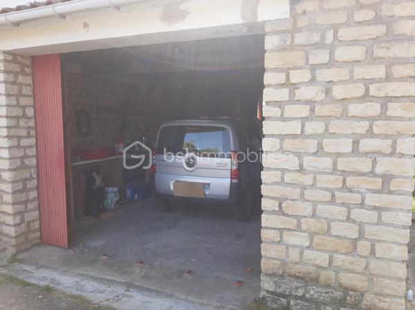 Maison de ville – 5 pièces – 114 m² – Terrain de 841 m²
Au cœur d'un village pittoresque du Périgord Noir, Saint-Cyprien, à proximité immédiate des commerces, des services médicaux, du collège et de la gare, découvrez cette maison de caractère construite en 1957 sur un sous-sol complet, offrant de nombreuses possibilités d'aménagement.
Fonctionnelle et accessible, elle est équipée d'un ascenseur desservant le sous-sol et le premier étage, un véritable atout pour le confort au quotidien.
Le premier étage comprend une entrée, un salon-séjour lumineux de 31 m² avec cheminée à insert, une cuisine indépendante de 14 m² donnant sur une terrasse, trois chambres de 16 m², 10 m² et 10 m², une salle d'eau de 5 m² ainsi que des WC indépendants. Une terrasse extérieure de 39 m2 complète ce niveau.
En rez-de-jardin, le sous-sol complet se compose d'une buanderie de 21 m², d'une quatrième chambre de 13 m² avec un point d'eau et d'un vaste espace de 70 m² regroupant la chaufferie et le garage.
Cet ensemble offre un réel potentiel d'aménagement et pourra accueillir, selon vos projets, un studio, un appartement indépendant, un espace professionnel ou un atelier.
Un second garage indépendant de 38 m², situé sous la terrasse, complète ce bien. Spacieux et polyvalent, il permet de stationner, d'aménager un atelier ou de profiter d'un vaste espace de stockage, selon vos besoins.
Édifiée sur un terrain de 841 m², la propriété bénéficie d'un agréable jardin, desservi par un canal d'arrosage, un atout précieux pour l'entretien des espaces extérieurs.
La maison est raccordée au tout-à-l'égout (assainissement collectif), équipée de la fibre optique et dispose d'un chauffage au fioul.
Cette maison séduira aussi bien une famille en quête d'une résidence principale qu'un acquéreur souhaitant concrétiser un projet intergénérationnel ou réaliser un investissement locatif, dans l'un des secteurs les plus prisés du Périgord Noir.

Contactez-moi dès aujourd'hui pour organiser une visite et découvrir tout le potentiel de cette propriété. Visite 7 jours sur 7. Collaboration entre professionnels de l'immobilier bienvenue.