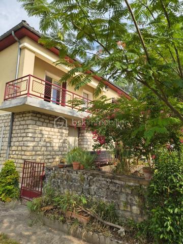 Maison de ville – 5 pièces – 114 m² – Terrain de 841 m²
Au cœur d'un village pittoresque du Périgord Noir, Saint-Cyprien, à proximité immédiate des commerces, des services médicaux, du collège et de la gare, découvrez cette maison de caractère construite en 1957 sur un sous-sol complet, offrant de nombreuses possibilités d'aménagement.
Fonctionnelle et accessible, elle est équipée d'un ascenseur desservant le sous-sol et le premier étage, un véritable atout pour le confort au quotidien.
Le premier étage comprend une entrée, un salon-séjour lumineux de 31 m² avec cheminée à insert, une cuisine indépendante de 14 m² donnant sur une terrasse, trois chambres de 16 m², 10 m² et 10 m², une salle d'eau de 5 m² ainsi que des WC indépendants. Une terrasse extérieure de 39 m2 complète ce niveau.
En rez-de-jardin, le sous-sol complet se compose d'une buanderie de 21 m², d'une quatrième chambre de 13 m² avec un point d'eau et d'un vaste espace de 70 m² regroupant la chaufferie et le garage.
Cet ensemble offre un réel potentiel d'aménagement et pourra accueillir, selon vos projets, un studio, un appartement indépendant, un espace professionnel ou un atelier.
Un second garage indépendant de 38 m², situé sous la terrasse, complète ce bien. Spacieux et polyvalent, il permet de stationner, d'aménager un atelier ou de profiter d'un vaste espace de stockage, selon vos besoins.
Édifiée sur un terrain de 841 m², la propriété bénéficie d'un agréable jardin, desservi par un canal d'arrosage, un atout précieux pour l'entretien des espaces extérieurs.
La maison est raccordée au tout-à-l'égout (assainissement collectif), équipée de la fibre optique et dispose d'un chauffage au fioul.
Cette maison séduira aussi bien une famille en quête d'une résidence principale qu'un acquéreur souhaitant concrétiser un projet intergénérationnel ou réaliser un investissement locatif, dans l'un des secteurs les plus prisés du Périgord Noir.

Contactez-moi dès aujourd'hui pour organiser une visite et découvrir tout le potentiel de cette propriété. Visite 7 jours sur 7. Collaboration entre professionnels de l'immobilier bienvenue.