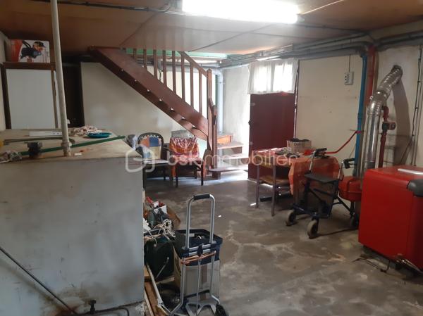 Maison de ville – 5 pièces – 114 m² – Terrain de 841 m²
Au cœur d'un village pittoresque du Périgord Noir, Saint-Cyprien, à proximité immédiate des commerces, des services médicaux, du collège et de la gare, découvrez cette maison de caractère construite en 1957 sur un sous-sol complet, offrant de nombreuses possibilités d'aménagement.
Fonctionnelle et accessible, elle est équipée d'un ascenseur desservant le sous-sol et le premier étage, un véritable atout pour le confort au quotidien.
Le premier étage comprend une entrée, un salon-séjour lumineux de 31 m² avec cheminée à insert, une cuisine indépendante de 14 m² donnant sur une terrasse, trois chambres de 16 m², 10 m² et 10 m², une salle d'eau de 5 m² ainsi que des WC indépendants. Une terrasse extérieure de 39 m2 complète ce niveau.
En rez-de-jardin, le sous-sol complet se compose d'une buanderie de 21 m², d'une quatrième chambre de 13 m² avec un point d'eau et d'un vaste espace de 70 m² regroupant la chaufferie et le garage.
Cet ensemble offre un réel potentiel d'aménagement et pourra accueillir, selon vos projets, un studio, un appartement indépendant, un espace professionnel ou un atelier.
Un second garage indépendant de 38 m², situé sous la terrasse, complète ce bien. Spacieux et polyvalent, il permet de stationner, d'aménager un atelier ou de profiter d'un vaste espace de stockage, selon vos besoins.
Édifiée sur un terrain de 841 m², la propriété bénéficie d'un agréable jardin, desservi par un canal d'arrosage, un atout précieux pour l'entretien des espaces extérieurs.
La maison est raccordée au tout-à-l'égout (assainissement collectif), équipée de la fibre optique et dispose d'un chauffage au fioul.
Cette maison séduira aussi bien une famille en quête d'une résidence principale qu'un acquéreur souhaitant concrétiser un projet intergénérationnel ou réaliser un investissement locatif, dans l'un des secteurs les plus prisés du Périgord Noir.

Contactez-moi dès aujourd'hui pour organiser une visite et découvrir tout le potentiel de cette propriété. Visite 7 jours sur 7. Collaboration entre professionnels de l'immobilier bienvenue.