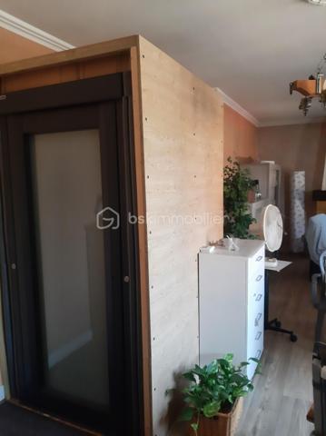 Maison de ville – 5 pièces – 114 m² – Terrain de 841 m²
Au cœur d'un village pittoresque du Périgord Noir, Saint-Cyprien, à proximité immédiate des commerces, des services médicaux, du collège et de la gare, découvrez cette maison de caractère construite en 1957 sur un sous-sol complet, offrant de nombreuses possibilités d'aménagement.
Fonctionnelle et accessible, elle est équipée d'un ascenseur desservant le sous-sol et le premier étage, un véritable atout pour le confort au quotidien.
Le premier étage comprend une entrée, un salon-séjour lumineux de 31 m² avec cheminée à insert, une cuisine indépendante de 14 m² donnant sur une terrasse, trois chambres de 16 m², 10 m² et 10 m², une salle d'eau de 5 m² ainsi que des WC indépendants. Une terrasse extérieure de 39 m2 complète ce niveau.
En rez-de-jardin, le sous-sol complet se compose d'une buanderie de 21 m², d'une quatrième chambre de 13 m² avec un point d'eau et d'un vaste espace de 70 m² regroupant la chaufferie et le garage.
Cet ensemble offre un réel potentiel d'aménagement et pourra accueillir, selon vos projets, un studio, un appartement indépendant, un espace professionnel ou un atelier.
Un second garage indépendant de 38 m², situé sous la terrasse, complète ce bien. Spacieux et polyvalent, il permet de stationner, d'aménager un atelier ou de profiter d'un vaste espace de stockage, selon vos besoins.
Édifiée sur un terrain de 841 m², la propriété bénéficie d'un agréable jardin, desservi par un canal d'arrosage, un atout précieux pour l'entretien des espaces extérieurs.
La maison est raccordée au tout-à-l'égout (assainissement collectif), équipée de la fibre optique et dispose d'un chauffage au fioul.
Cette maison séduira aussi bien une famille en quête d'une résidence principale qu'un acquéreur souhaitant concrétiser un projet intergénérationnel ou réaliser un investissement locatif, dans l'un des secteurs les plus prisés du Périgord Noir.

Contactez-moi dès aujourd'hui pour organiser une visite et découvrir tout le potentiel de cette propriété. Visite 7 jours sur 7. Collaboration entre professionnels de l'immobilier bienvenue.