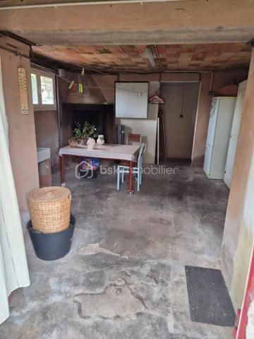 Maison de ville – 5 pièces – 114 m² – Terrain de 841 m²
Au cœur d'un village pittoresque du Périgord Noir, Saint-Cyprien, à proximité immédiate des commerces, des services médicaux, du collège et de la gare, découvrez cette maison de caractère construite en 1957 sur un sous-sol complet, offrant de nombreuses possibilités d'aménagement.
Fonctionnelle et accessible, elle est équipée d'un ascenseur desservant le sous-sol et le premier étage, un véritable atout pour le confort au quotidien.
Le premier étage comprend une entrée, un salon-séjour lumineux de 31 m² avec cheminée à insert, une cuisine indépendante de 14 m² donnant sur une terrasse, trois chambres de 16 m², 10 m² et 10 m², une salle d'eau de 5 m² ainsi que des WC indépendants. Une terrasse extérieure de 39 m2 complète ce niveau.
En rez-de-jardin, le sous-sol complet se compose d'une buanderie de 21 m², d'une quatrième chambre de 13 m² avec un point d'eau et d'un vaste espace de 70 m² regroupant la chaufferie et le garage.
Cet ensemble offre un réel potentiel d'aménagement et pourra accueillir, selon vos projets, un studio, un appartement indépendant, un espace professionnel ou un atelier.
Un second garage indépendant de 38 m², situé sous la terrasse, complète ce bien. Spacieux et polyvalent, il permet de stationner, d'aménager un atelier ou de profiter d'un vaste espace de stockage, selon vos besoins.
Édifiée sur un terrain de 841 m², la propriété bénéficie d'un agréable jardin, desservi par un canal d'arrosage, un atout précieux pour l'entretien des espaces extérieurs.
La maison est raccordée au tout-à-l'égout (assainissement collectif), équipée de la fibre optique et dispose d'un chauffage au fioul.
Cette maison séduira aussi bien une famille en quête d'une résidence principale qu'un acquéreur souhaitant concrétiser un projet intergénérationnel ou réaliser un investissement locatif, dans l'un des secteurs les plus prisés du Périgord Noir.

Contactez-moi dès aujourd'hui pour organiser une visite et découvrir tout le potentiel de cette propriété. Visite 7 jours sur 7. Collaboration entre professionnels de l'immobilier bienvenue.