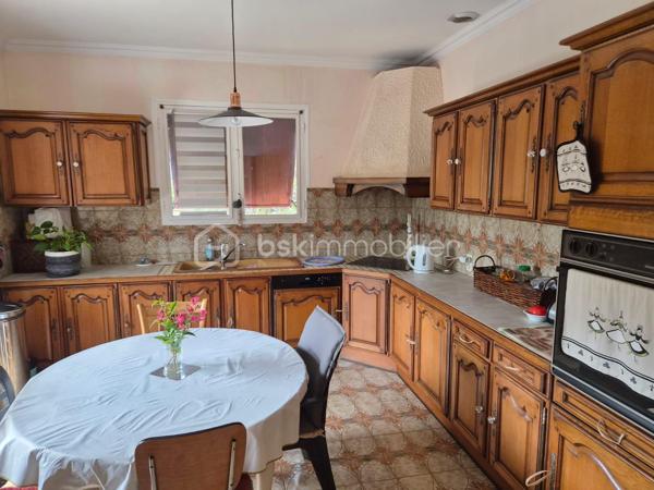 Maison de ville – 5 pièces – 114 m² – Terrain de 841 m²
Au cœur d'un village pittoresque du Périgord Noir, Saint-Cyprien, à proximité immédiate des commerces, des services médicaux, du collège et de la gare, découvrez cette maison de caractère construite en 1957 sur un sous-sol complet, offrant de nombreuses possibilités d'aménagement.
Fonctionnelle et accessible, elle est équipée d'un ascenseur desservant le sous-sol et le premier étage, un véritable atout pour le confort au quotidien.
Le premier étage comprend une entrée, un salon-séjour lumineux de 31 m² avec cheminée à insert, une cuisine indépendante de 14 m² donnant sur une terrasse, trois chambres de 16 m², 10 m² et 10 m², une salle d'eau de 5 m² ainsi que des WC indépendants. Une terrasse extérieure de 39 m2 complète ce niveau.
En rez-de-jardin, le sous-sol complet se compose d'une buanderie de 21 m², d'une quatrième chambre de 13 m² avec un point d'eau et d'un vaste espace de 70 m² regroupant la chaufferie et le garage.
Cet ensemble offre un réel potentiel d'aménagement et pourra accueillir, selon vos projets, un studio, un appartement indépendant, un espace professionnel ou un atelier.
Un second garage indépendant de 38 m², situé sous la terrasse, complète ce bien. Spacieux et polyvalent, il permet de stationner, d'aménager un atelier ou de profiter d'un vaste espace de stockage, selon vos besoins.
Édifiée sur un terrain de 841 m², la propriété bénéficie d'un agréable jardin, desservi par un canal d'arrosage, un atout précieux pour l'entretien des espaces extérieurs.
La maison est raccordée au tout-à-l'égout (assainissement collectif), équipée de la fibre optique et dispose d'un chauffage au fioul.
Cette maison séduira aussi bien une famille en quête d'une résidence principale qu'un acquéreur souhaitant concrétiser un projet intergénérationnel ou réaliser un investissement locatif, dans l'un des secteurs les plus prisés du Périgord Noir.

Contactez-moi dès aujourd'hui pour organiser une visite et découvrir tout le potentiel de cette propriété. Visite 7 jours sur 7. Collaboration entre professionnels de l'immobilier bienvenue.