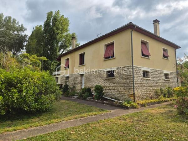 Maison de ville – 5 pièces – 114 m² – Terrain de 841 m²
Au cœur d'un village pittoresque du Périgord Noir, Saint-Cyprien, à proximité immédiate des commerces, des services médicaux, du collège et de la gare, découvrez cette maison de caractère construite en 1957 sur un sous-sol complet, offrant de nombreuses possibilités d'aménagement.
Fonctionnelle et accessible, elle est équipée d'un ascenseur desservant le sous-sol et le premier étage, un véritable atout pour le confort au quotidien.
Le premier étage comprend une entrée, un salon-séjour lumineux de 31 m² avec cheminée à insert, une cuisine indépendante de 14 m² donnant sur une terrasse, trois chambres de 16 m², 10 m² et 10 m², une salle d'eau de 5 m² ainsi que des WC indépendants. Une terrasse extérieure de 39 m2 complète ce niveau.
En rez-de-jardin, le sous-sol complet se compose d'une buanderie de 21 m², d'une quatrième chambre de 13 m² avec un point d'eau et d'un vaste espace de 70 m² regroupant la chaufferie et le garage.
Cet ensemble offre un réel potentiel d'aménagement et pourra accueillir, selon vos projets, un studio, un appartement indépendant, un espace professionnel ou un atelier.
Un second garage indépendant de 38 m², situé sous la terrasse, complète ce bien. Spacieux et polyvalent, il permet de stationner, d'aménager un atelier ou de profiter d'un vaste espace de stockage, selon vos besoins.
Édifiée sur un terrain de 841 m², la propriété bénéficie d'un agréable jardin, desservi par un canal d'arrosage, un atout précieux pour l'entretien des espaces extérieurs.
La maison est raccordée au tout-à-l'égout (assainissement collectif), équipée de la fibre optique et dispose d'un chauffage au fioul.
Cette maison séduira aussi bien une famille en quête d'une résidence principale qu'un acquéreur souhaitant concrétiser un projet intergénérationnel ou réaliser un investissement locatif, dans l'un des secteurs les plus prisés du Périgord Noir.

Contactez-moi dès aujourd'hui pour organiser une visite et découvrir tout le potentiel de cette propriété. Visite 7 jours sur 7. Collaboration entre professionnels de l'immobilier bienvenue.