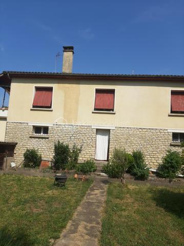 Maison de ville – 5 pièces – 114 m² – Terrain de 841 m²
Au cœur d'un village pittoresque du Périgord Noir, Saint-Cyprien, à proximité immédiate des commerces, des services médicaux, du collège et de la gare, découvrez cette maison de caractère construite en 1957 sur un sous-sol complet, offrant de nombreuses possibilités d'aménagement.
Fonctionnelle et accessible, elle est équipée d'un ascenseur desservant le sous-sol et le premier étage, un véritable atout pour le confort au quotidien.
Le premier étage comprend une entrée, un salon-séjour lumineux de 31 m² avec cheminée à insert, une cuisine indépendante de 14 m² donnant sur une terrasse, trois chambres de 16 m², 10 m² et 10 m², une salle d'eau de 5 m² ainsi que des WC indépendants. Une terrasse extérieure de 39 m2 complète ce niveau.
En rez-de-jardin, le sous-sol complet se compose d'une buanderie de 21 m², d'une quatrième chambre de 13 m² avec un point d'eau et d'un vaste espace de 70 m² regroupant la chaufferie et le garage.
Cet ensemble offre un réel potentiel d'aménagement et pourra accueillir, selon vos projets, un studio, un appartement indépendant, un espace professionnel ou un atelier.
Un second garage indépendant de 38 m², situé sous la terrasse, complète ce bien. Spacieux et polyvalent, il permet de stationner, d'aménager un atelier ou de profiter d'un vaste espace de stockage, selon vos besoins.
Édifiée sur un terrain de 841 m², la propriété bénéficie d'un agréable jardin, desservi par un canal d'arrosage, un atout précieux pour l'entretien des espaces extérieurs.
La maison est raccordée au tout-à-l'égout (assainissement collectif), équipée de la fibre optique et dispose d'un chauffage au fioul.
Cette maison séduira aussi bien une famille en quête d'une résidence principale qu'un acquéreur souhaitant concrétiser un projet intergénérationnel ou réaliser un investissement locatif, dans l'un des secteurs les plus prisés du Périgord Noir.

Contactez-moi dès aujourd'hui pour organiser une visite et découvrir tout le potentiel de cette propriété. Visite 7 jours sur 7. Collaboration entre professionnels de l'immobilier bienvenue.
