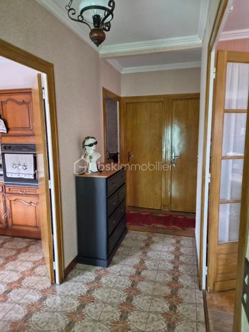 Maison de ville – 5 pièces – 114 m² – Terrain de 841 m²
Au cœur d'un village pittoresque du Périgord Noir, Saint-Cyprien, à proximité immédiate des commerces, des services médicaux, du collège et de la gare, découvrez cette maison de caractère construite en 1957 sur un sous-sol complet, offrant de nombreuses possibilités d'aménagement.
Fonctionnelle et accessible, elle est équipée d'un ascenseur desservant le sous-sol et le premier étage, un véritable atout pour le confort au quotidien.
Le premier étage comprend une entrée, un salon-séjour lumineux de 31 m² avec cheminée à insert, une cuisine indépendante de 14 m² donnant sur une terrasse, trois chambres de 16 m², 10 m² et 10 m², une salle d'eau de 5 m² ainsi que des WC indépendants. Une terrasse extérieure de 39 m2 complète ce niveau.
En rez-de-jardin, le sous-sol complet se compose d'une buanderie de 21 m², d'une quatrième chambre de 13 m² avec un point d'eau et d'un vaste espace de 70 m² regroupant la chaufferie et le garage.
Cet ensemble offre un réel potentiel d'aménagement et pourra accueillir, selon vos projets, un studio, un appartement indépendant, un espace professionnel ou un atelier.
Un second garage indépendant de 38 m², situé sous la terrasse, complète ce bien. Spacieux et polyvalent, il permet de stationner, d'aménager un atelier ou de profiter d'un vaste espace de stockage, selon vos besoins.
Édifiée sur un terrain de 841 m², la propriété bénéficie d'un agréable jardin, desservi par un canal d'arrosage, un atout précieux pour l'entretien des espaces extérieurs.
La maison est raccordée au tout-à-l'égout (assainissement collectif), équipée de la fibre optique et dispose d'un chauffage au fioul.
Cette maison séduira aussi bien une famille en quête d'une résidence principale qu'un acquéreur souhaitant concrétiser un projet intergénérationnel ou réaliser un investissement locatif, dans l'un des secteurs les plus prisés du Périgord Noir.

Contactez-moi dès aujourd'hui pour organiser une visite et découvrir tout le potentiel de cette propriété. Visite 7 jours sur 7. Collaboration entre professionnels de l'immobilier bienvenue.