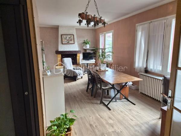 Maison de ville – 5 pièces – 114 m² – Terrain de 841 m²
Au cœur d'un village pittoresque du Périgord Noir, Saint-Cyprien, à proximité immédiate des commerces, des services médicaux, du collège et de la gare, découvrez cette maison de caractère construite en 1957 sur un sous-sol complet, offrant de nombreuses possibilités d'aménagement.
Fonctionnelle et accessible, elle est équipée d'un ascenseur desservant le sous-sol et le premier étage, un véritable atout pour le confort au quotidien.
Le premier étage comprend une entrée, un salon-séjour lumineux de 31 m² avec cheminée à insert, une cuisine indépendante de 14 m² donnant sur une terrasse, trois chambres de 16 m², 10 m² et 10 m², une salle d'eau de 5 m² ainsi que des WC indépendants. Une terrasse extérieure de 39 m2 complète ce niveau.
En rez-de-jardin, le sous-sol complet se compose d'une buanderie de 21 m², d'une quatrième chambre de 13 m² avec un point d'eau et d'un vaste espace de 70 m² regroupant la chaufferie et le garage.
Cet ensemble offre un réel potentiel d'aménagement et pourra accueillir, selon vos projets, un studio, un appartement indépendant, un espace professionnel ou un atelier.
Un second garage indépendant de 38 m², situé sous la terrasse, complète ce bien. Spacieux et polyvalent, il permet de stationner, d'aménager un atelier ou de profiter d'un vaste espace de stockage, selon vos besoins.
Édifiée sur un terrain de 841 m², la propriété bénéficie d'un agréable jardin, desservi par un canal d'arrosage, un atout précieux pour l'entretien des espaces extérieurs.
La maison est raccordée au tout-à-l'égout (assainissement collectif), équipée de la fibre optique et dispose d'un chauffage au fioul.
Cette maison séduira aussi bien une famille en quête d'une résidence principale qu'un acquéreur souhaitant concrétiser un projet intergénérationnel ou réaliser un investissement locatif, dans l'un des secteurs les plus prisés du Périgord Noir.

Contactez-moi dès aujourd'hui pour organiser une visite et découvrir tout le potentiel de cette propriété. Visite 7 jours sur 7. Collaboration entre professionnels de l'immobilier bienvenue.