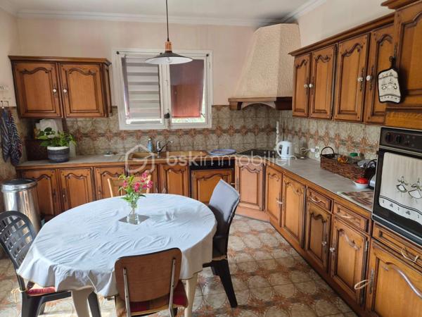 Maison de ville – 5 pièces – 114 m² – Terrain de 841 m²
Au cœur d'un village pittoresque du Périgord Noir, Saint-Cyprien, à proximité immédiate des commerces, des services médicaux, du collège et de la gare, découvrez cette maison de caractère construite en 1957 sur un sous-sol complet, offrant de nombreuses possibilités d'aménagement.
Fonctionnelle et accessible, elle est équipée d'un ascenseur desservant le sous-sol et le premier étage, un véritable atout pour le confort au quotidien.
Le premier étage comprend une entrée, un salon-séjour lumineux de 31 m² avec cheminée à insert, une cuisine indépendante de 14 m² donnant sur une terrasse, trois chambres de 16 m², 10 m² et 10 m², une salle d'eau de 5 m² ainsi que des WC indépendants. Une terrasse extérieure de 39 m2 complète ce niveau.
En rez-de-jardin, le sous-sol complet se compose d'une buanderie de 21 m², d'une quatrième chambre de 13 m² avec un point d'eau et d'un vaste espace de 70 m² regroupant la chaufferie et le garage.
Cet ensemble offre un réel potentiel d'aménagement et pourra accueillir, selon vos projets, un studio, un appartement indépendant, un espace professionnel ou un atelier.
Un second garage indépendant de 38 m², situé sous la terrasse, complète ce bien. Spacieux et polyvalent, il permet de stationner, d'aménager un atelier ou de profiter d'un vaste espace de stockage, selon vos besoins.
Édifiée sur un terrain de 841 m², la propriété bénéficie d'un agréable jardin, desservi par un canal d'arrosage, un atout précieux pour l'entretien des espaces extérieurs.
La maison est raccordée au tout-à-l'égout (assainissement collectif), équipée de la fibre optique et dispose d'un chauffage au fioul.
Cette maison séduira aussi bien une famille en quête d'une résidence principale qu'un acquéreur souhaitant concrétiser un projet intergénérationnel ou réaliser un investissement locatif, dans l'un des secteurs les plus prisés du Périgord Noir.

Contactez-moi dès aujourd'hui pour organiser une visite et découvrir tout le potentiel de cette propriété. Visite 7 jours sur 7. Collaboration entre professionnels de l'immobilier bienvenue.