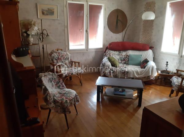 Maison de ville – 5 pièces – 114 m² – Terrain de 841 m²
Au cœur d'un village pittoresque du Périgord Noir, Saint-Cyprien, à proximité immédiate des commerces, des services médicaux, du collège et de la gare, découvrez cette maison de caractère construite en 1957 sur un sous-sol complet, offrant de nombreuses possibilités d'aménagement.
Fonctionnelle et accessible, elle est équipée d'un ascenseur desservant le sous-sol et le premier étage, un véritable atout pour le confort au quotidien.
Le premier étage comprend une entrée, un salon-séjour lumineux de 31 m² avec cheminée à insert, une cuisine indépendante de 14 m² donnant sur une terrasse, trois chambres de 16 m², 10 m² et 10 m², une salle d'eau de 5 m² ainsi que des WC indépendants. Une terrasse extérieure de 39 m2 complète ce niveau.
En rez-de-jardin, le sous-sol complet se compose d'une buanderie de 21 m², d'une quatrième chambre de 13 m² avec un point d'eau et d'un vaste espace de 70 m² regroupant la chaufferie et le garage.
Cet ensemble offre un réel potentiel d'aménagement et pourra accueillir, selon vos projets, un studio, un appartement indépendant, un espace professionnel ou un atelier.
Un second garage indépendant de 38 m², situé sous la terrasse, complète ce bien. Spacieux et polyvalent, il permet de stationner, d'aménager un atelier ou de profiter d'un vaste espace de stockage, selon vos besoins.
Édifiée sur un terrain de 841 m², la propriété bénéficie d'un agréable jardin, desservi par un canal d'arrosage, un atout précieux pour l'entretien des espaces extérieurs.
La maison est raccordée au tout-à-l'égout (assainissement collectif), équipée de la fibre optique et dispose d'un chauffage au fioul.
Cette maison séduira aussi bien une famille en quête d'une résidence principale qu'un acquéreur souhaitant concrétiser un projet intergénérationnel ou réaliser un investissement locatif, dans l'un des secteurs les plus prisés du Périgord Noir.

Contactez-moi dès aujourd'hui pour organiser une visite et découvrir tout le potentiel de cette propriété. Visite 7 jours sur 7. Collaboration entre professionnels de l'immobilier bienvenue.