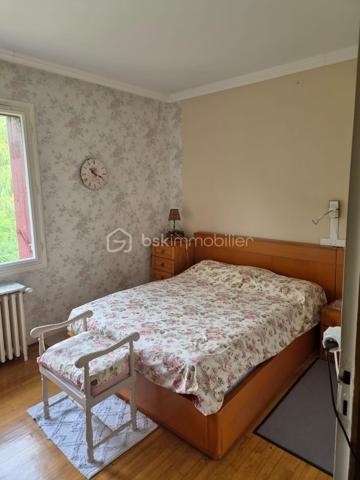 Maison de ville – 5 pièces – 114 m² – Terrain de 841 m²
Au cœur d'un village pittoresque du Périgord Noir, Saint-Cyprien, à proximité immédiate des commerces, des services médicaux, du collège et de la gare, découvrez cette maison de caractère construite en 1957 sur un sous-sol complet, offrant de nombreuses possibilités d'aménagement.
Fonctionnelle et accessible, elle est équipée d'un ascenseur desservant le sous-sol et le premier étage, un véritable atout pour le confort au quotidien.
Le premier étage comprend une entrée, un salon-séjour lumineux de 31 m² avec cheminée à insert, une cuisine indépendante de 14 m² donnant sur une terrasse, trois chambres de 16 m², 10 m² et 10 m², une salle d'eau de 5 m² ainsi que des WC indépendants. Une terrasse extérieure de 39 m2 complète ce niveau.
En rez-de-jardin, le sous-sol complet se compose d'une buanderie de 21 m², d'une quatrième chambre de 13 m² avec un point d'eau et d'un vaste espace de 70 m² regroupant la chaufferie et le garage.
Cet ensemble offre un réel potentiel d'aménagement et pourra accueillir, selon vos projets, un studio, un appartement indépendant, un espace professionnel ou un atelier.
Un second garage indépendant de 38 m², situé sous la terrasse, complète ce bien. Spacieux et polyvalent, il permet de stationner, d'aménager un atelier ou de profiter d'un vaste espace de stockage, selon vos besoins.
Édifiée sur un terrain de 841 m², la propriété bénéficie d'un agréable jardin, desservi par un canal d'arrosage, un atout précieux pour l'entretien des espaces extérieurs.
La maison est raccordée au tout-à-l'égout (assainissement collectif), équipée de la fibre optique et dispose d'un chauffage au fioul.
Cette maison séduira aussi bien une famille en quête d'une résidence principale qu'un acquéreur souhaitant concrétiser un projet intergénérationnel ou réaliser un investissement locatif, dans l'un des secteurs les plus prisés du Périgord Noir.

Contactez-moi dès aujourd'hui pour organiser une visite et découvrir tout le potentiel de cette propriété. Visite 7 jours sur 7. Collaboration entre professionnels de l'immobilier bienvenue.