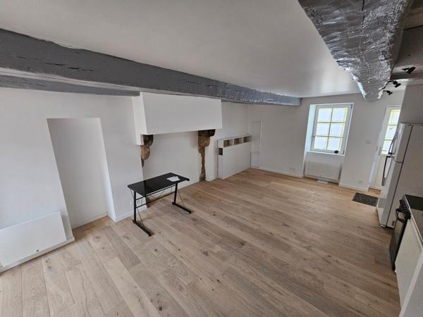 Jolie maison de charme rénovée avec deux chambres et un bureau