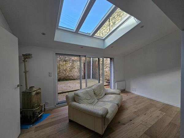 Jolie maison de charme rénovée avec deux chambres et un bureau