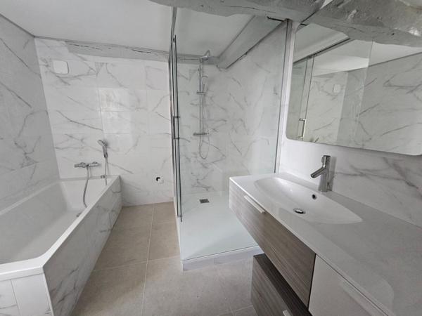 Jolie maison de charme rénovée avec deux chambres et un bureau