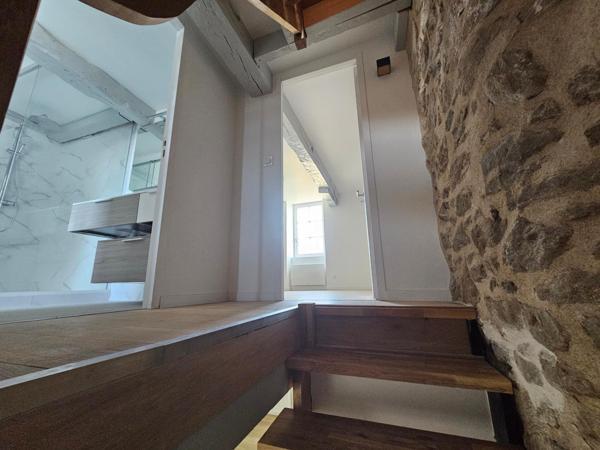 Jolie maison de charme rénovée avec deux chambres et un bureau