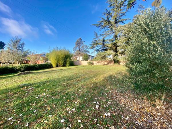 Terrain Paysagé et Plat dans Secteur Résidentiel Recherché