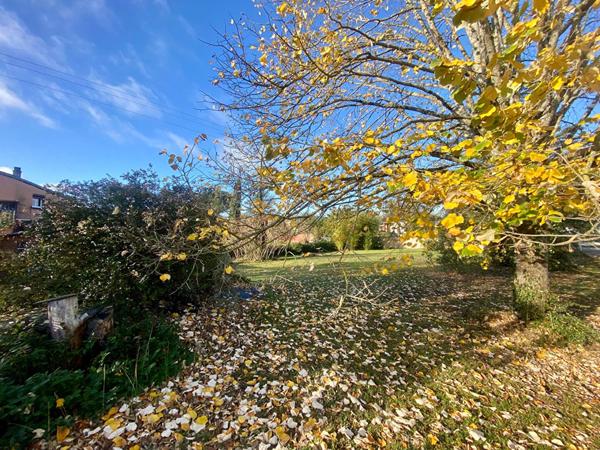 Terrain Paysagé et Plat dans Secteur Résidentiel Recherché