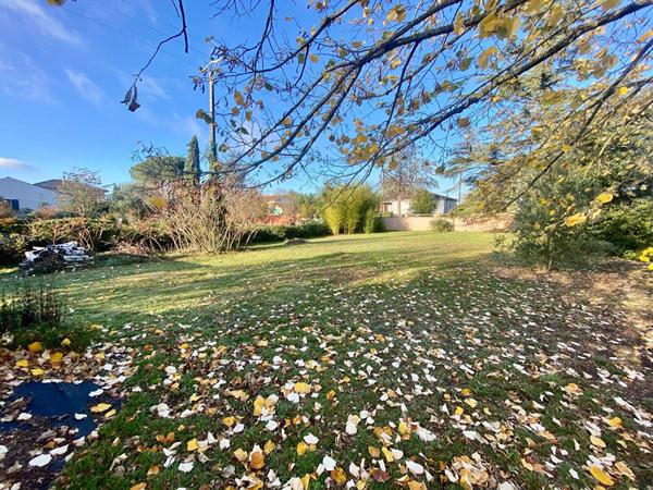 Terrain Paysagé et Plat dans Secteur Résidentiel Recherché