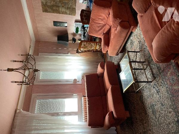 Maison individuelle avec garage, jardin et jardinet.