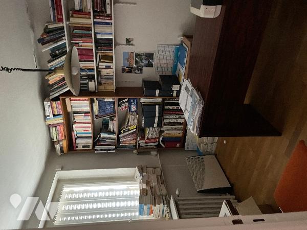 Maison individuelle avec garage, jardin et jardinet.